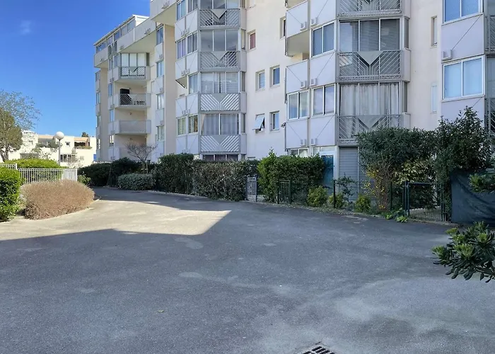 2 Pieces Avec Loggia Et Piscine A 100m De La - - Fr-1-250-250 Lägenhet *
