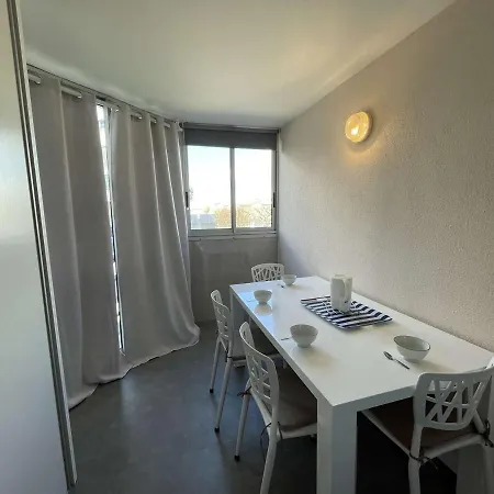 דירה 2 Pieces Avec Loggia Et Piscine A 100m De La - - Fr-1-250-250 *